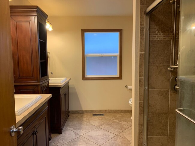 Building Photo - O1100-1106