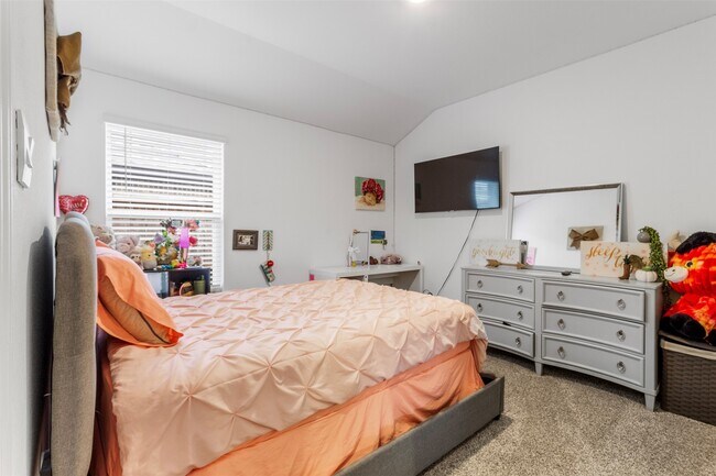 Building Photo - 1008 Llano Trl