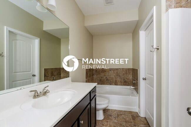 Building Photo - 4 Bedroom Pet-Friendly Home in Louisville, KY with Main Street Renewal