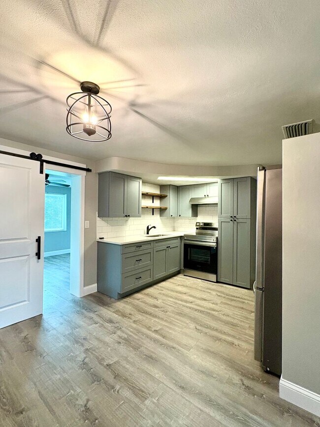 Building Photo - Fully Remodeled Beautiful Home with Bonus ...
