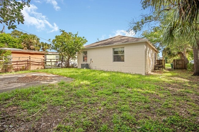 Building Photo - Move in Ready! Modern 3-Bedroom 2-bath Hom...