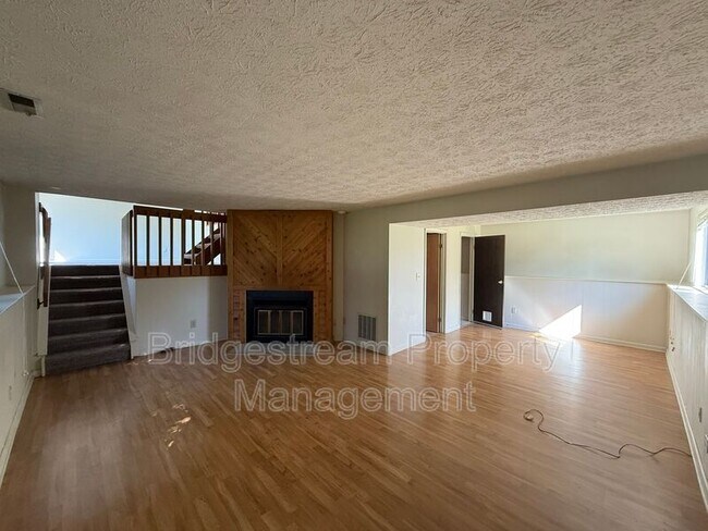 Building Photo - 2421 Bentree Ct