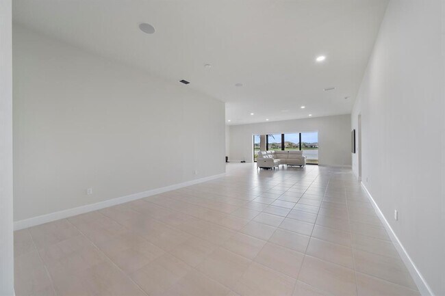 Building Photo - 818 SE Courances Dr