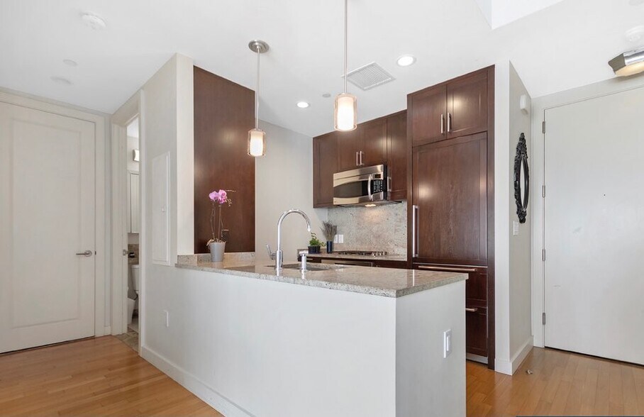 Building Photo - 400 Stuart St