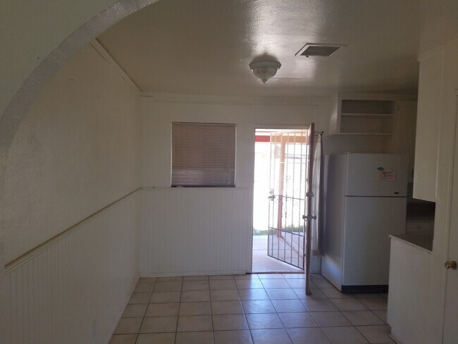 Building Photo - Charming 3 Bed, 2 Bath