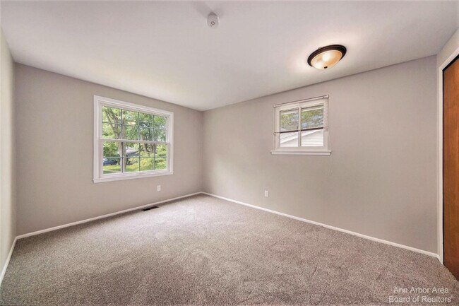 Building Photo - 2923 Burlington Ct