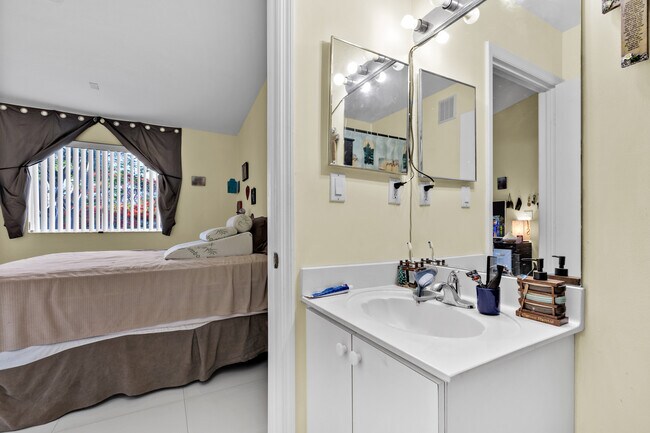 Building Photo - 3395 NE 9th Dr