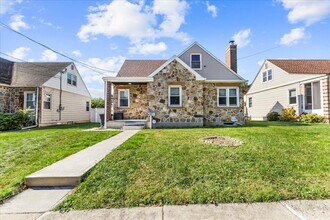 Building Photo - ADORABLE 2 BEDROOM CAPE COD AVAILABLE FOR ...