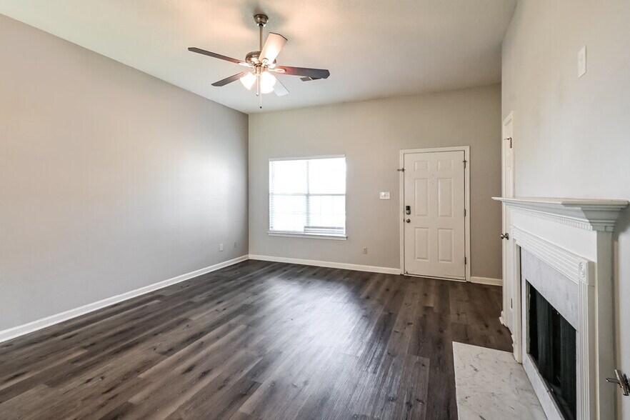 Building Photo - 8389 Palm Springs Dr