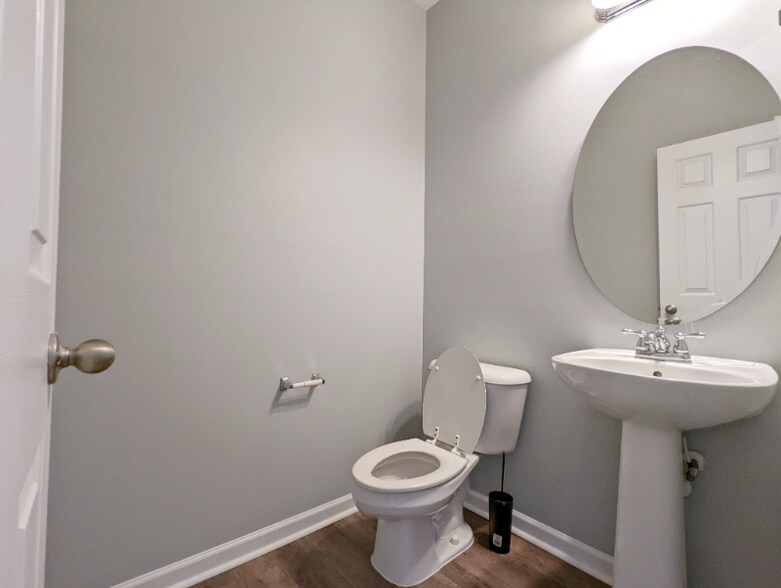 Building Photo - 343 Edgecroft Way