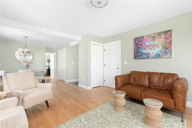 Building Photo - 492 Thames St