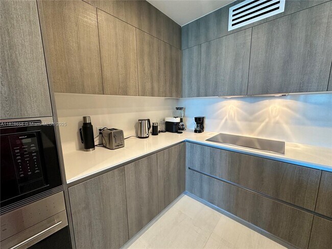 Building Photo - 17550 Collins Ave