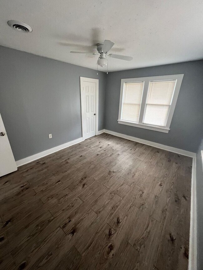 Building Photo - $0 First Month's Rent / $0 Deposit at Move-in