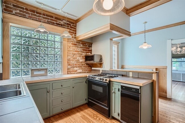 Building Photo - Amazing Location! 7th Avenue Historic Dist...