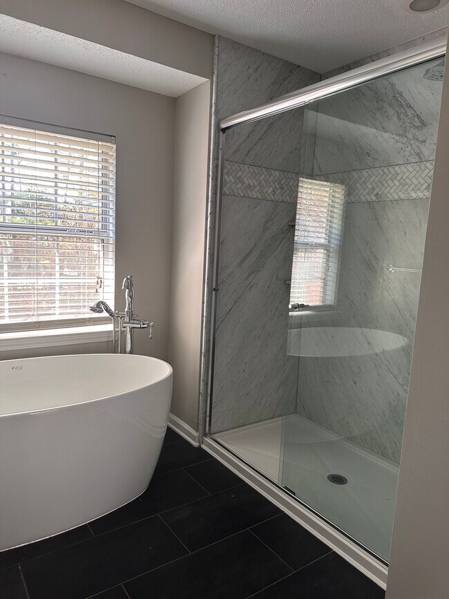 Building Photo - 213 Trailview Dr