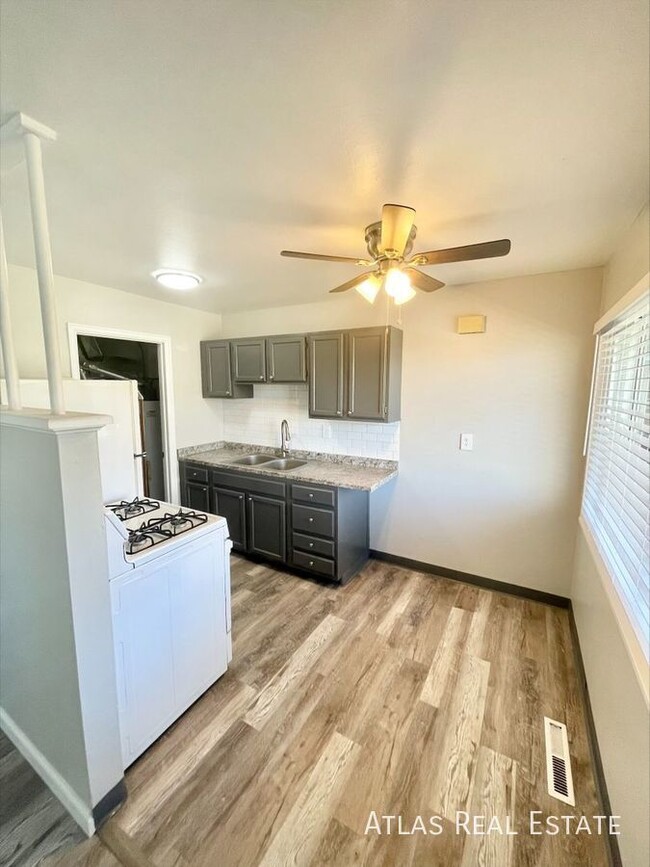 Primary Photo - Beautiful 1 Bedroom 1 Bath Located Right O...