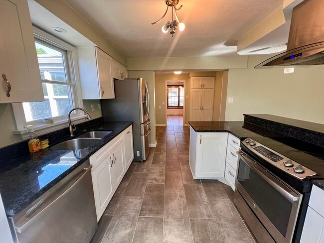 Building Photo - Pittsburgh - 2 Bedroom 1.5 Bathroom - Home...