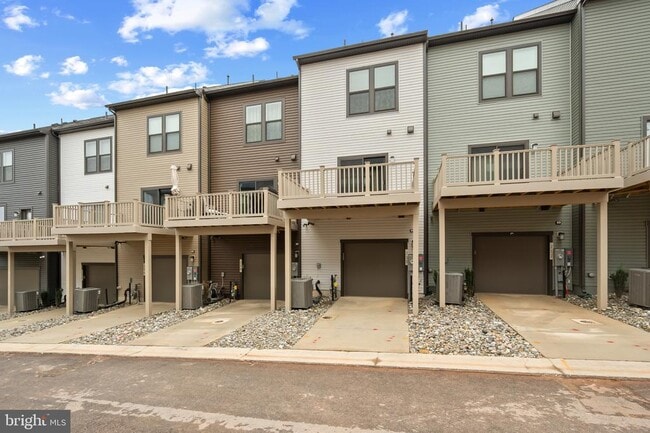 Building Photo - 210 Sundrop Ln