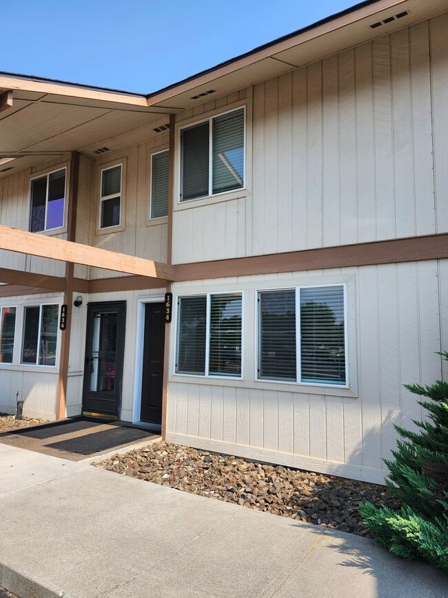 Primary Photo - $500 off First Month's Rent- Updated N. Richland Townhome, Short Walk to the River!