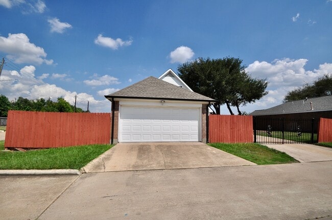 Building Photo - 16402 Gold Ridge Ln