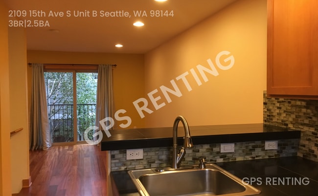 Building Photo - 2109 15th Ave S