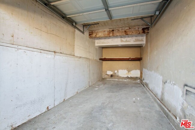 Building Photo - 1518 W 85th St