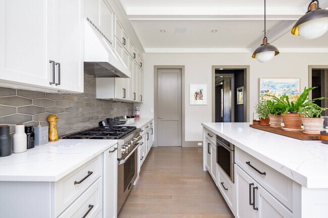 Building Photo - 55 Floyd St