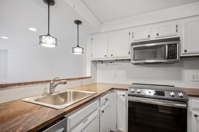 Building Photo - Available now! 2 Bed 2 Bath in Adams Morga...