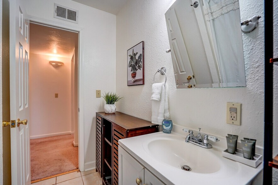 Building Photo - 8 Craig Ave