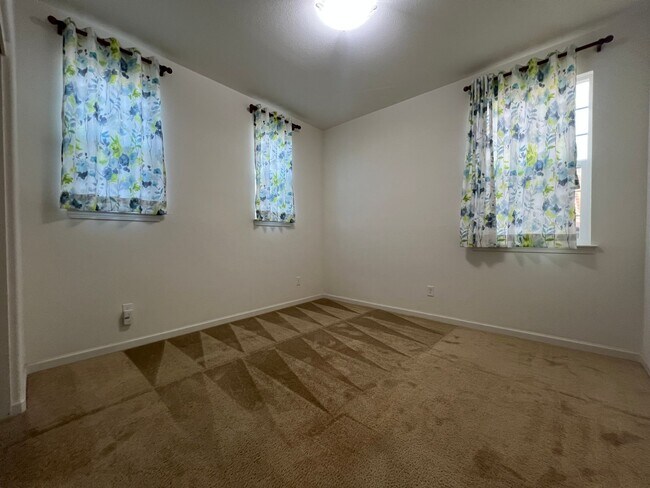 Building Photo - Updgraded Blackstone Community Three Bedro...