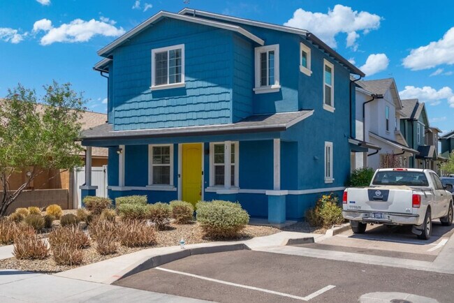 Building Photo - 815 E Roma Ave