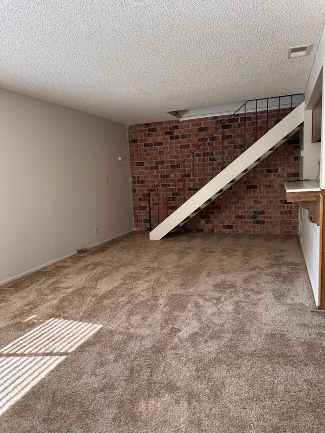 Building Photo - Charming 2-Bedroom Townhome in North Davis...