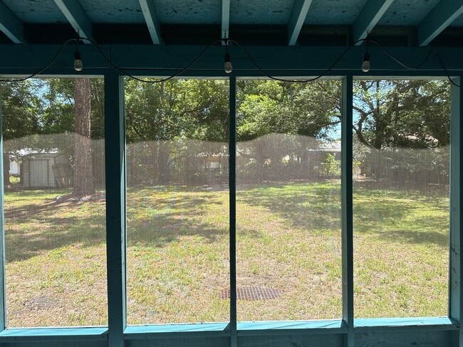 Building Photo - On Island, Close to Historic District & Be...