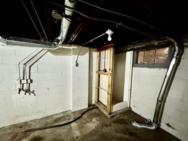 Building Photo - Updated 2BR Townhome Across from Stephens Park – Moline