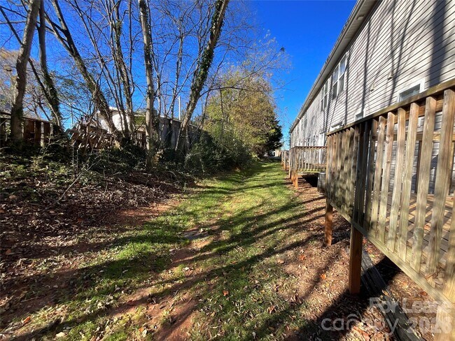 Building Photo - 1520 N Main Ave