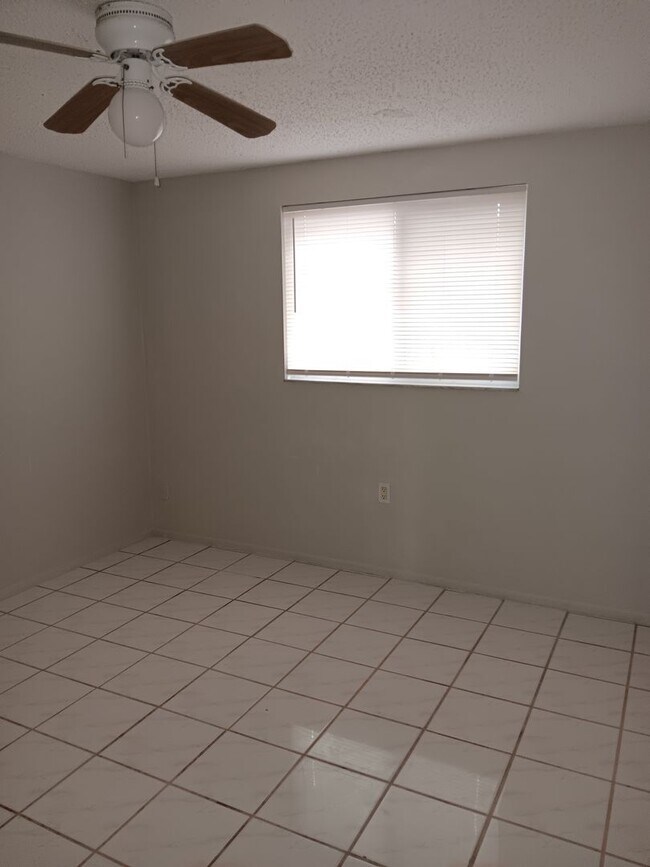 Building Photo - 2/1 Apartment in New Port Richey