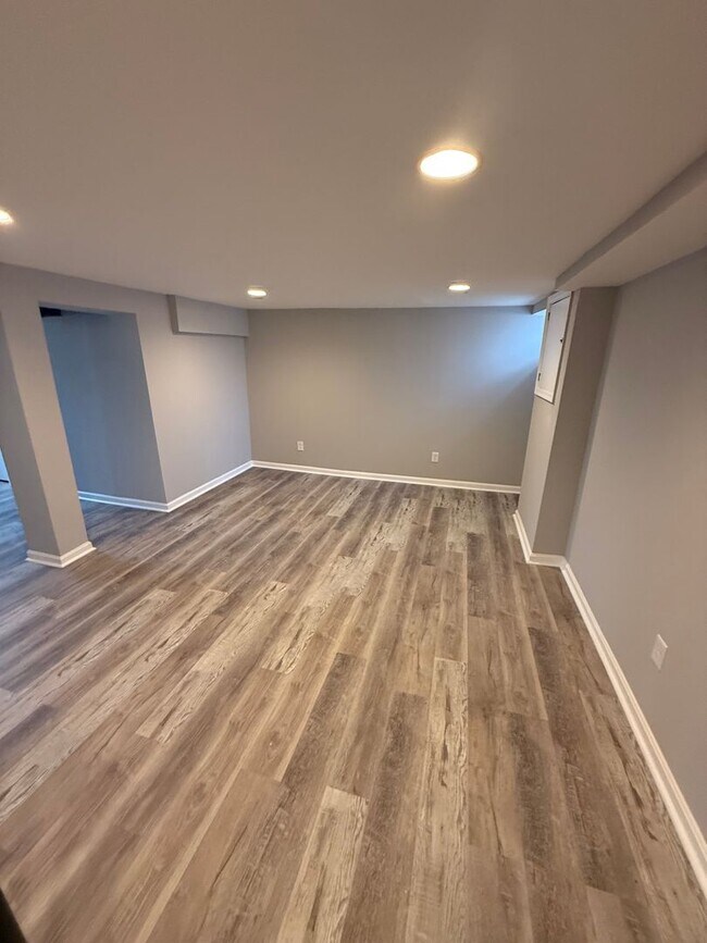 Building Photo - Updated Glen Oaks Townhome with Finished B...