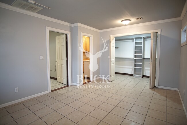 Building Photo - 211 E Harmon Dr