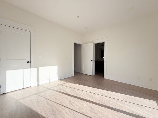Building Photo - Spacious 4-Bedroom Townhome at Highbury + Summer Special