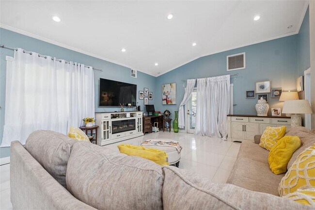 Building Photo - 4527 Redcoat Dr