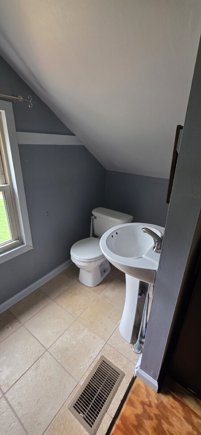 Building Photo - Cute 2 bedroom/ 1.5 bath single family home for rent in a quiet country setting but minutes from ...