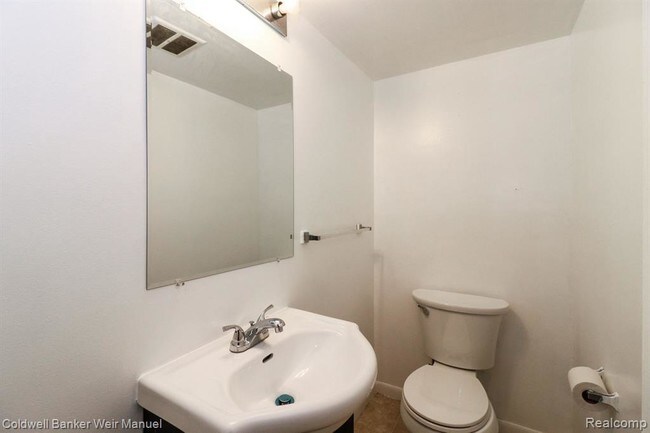 Building Photo - 44543 Savery Dr