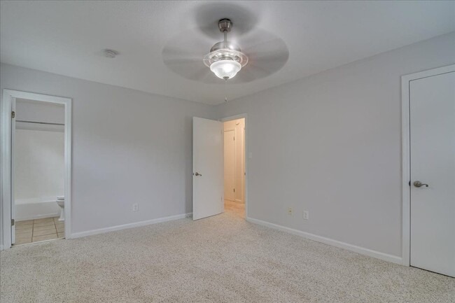 Building Photo - 303 Meadowlake Dr