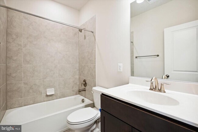 Building Photo - 909 Rockwell Ave