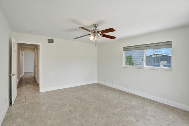 Building Photo - 1717 N Riverside Dr