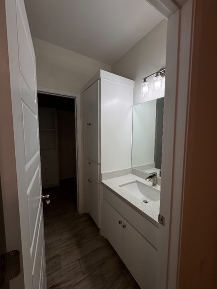 Building Photo - 2214 E Valley Cir