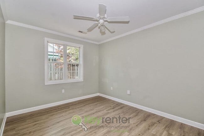 Building Photo - Gorgeous  Townhome - 2 Br/2 Bath, Pet-Friendly. Just  a short walk from UNCW in Wilmington!