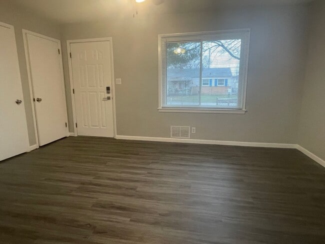 Building Photo - FRESH START ALERT – Springfield Rental!: 3...