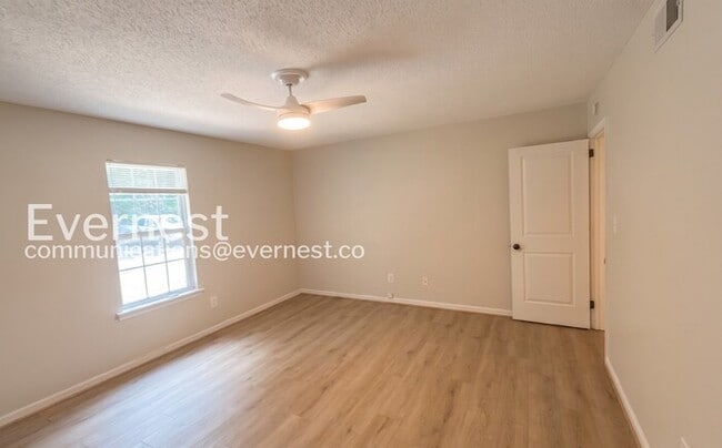 Building Photo - 2 Bed, 2 Bath Condo with Modern Amenities / Pet-Friendly / Available Now!