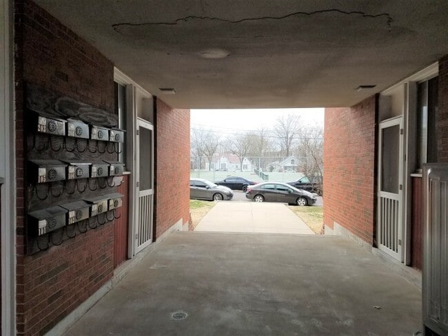 Building Photo - 2BR/1BA - East Campus - Swift access to Class! Water Included! AVAIL. NOW